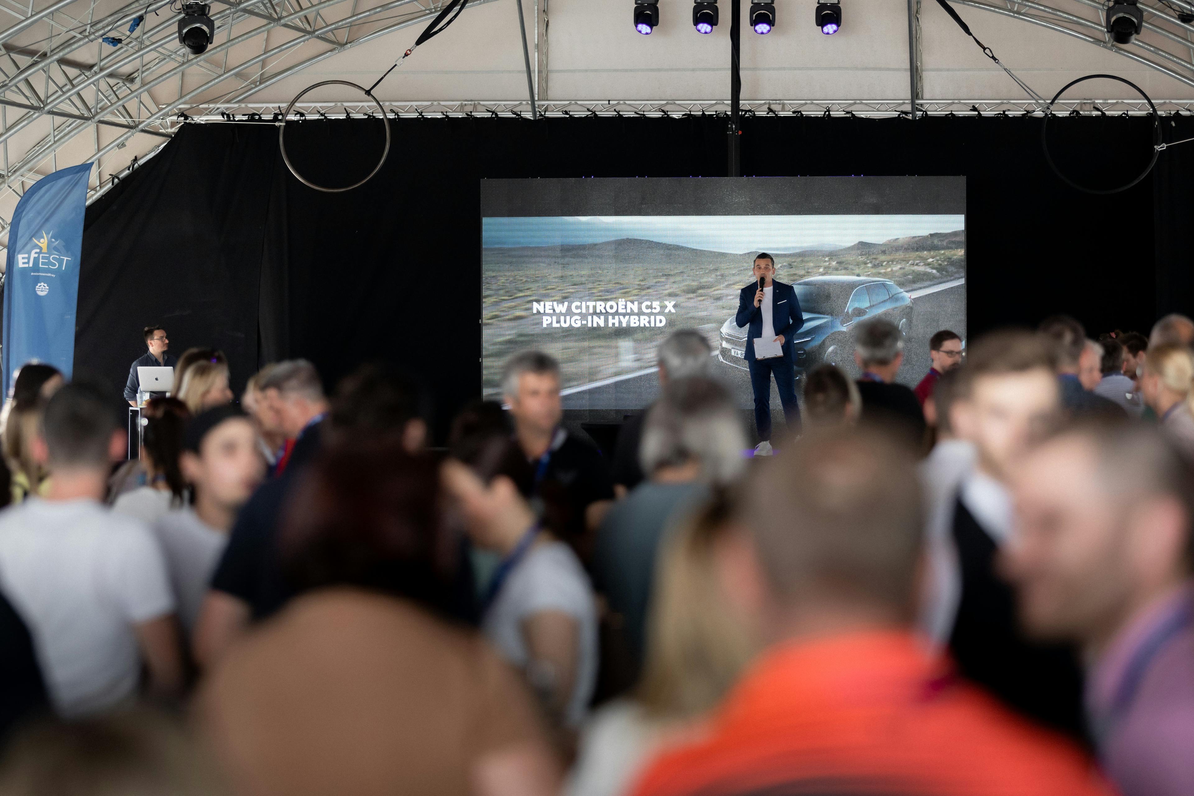 Predstavitev novega avtomobila na EFest 2022. Organizacija dogodka Paideia Events.