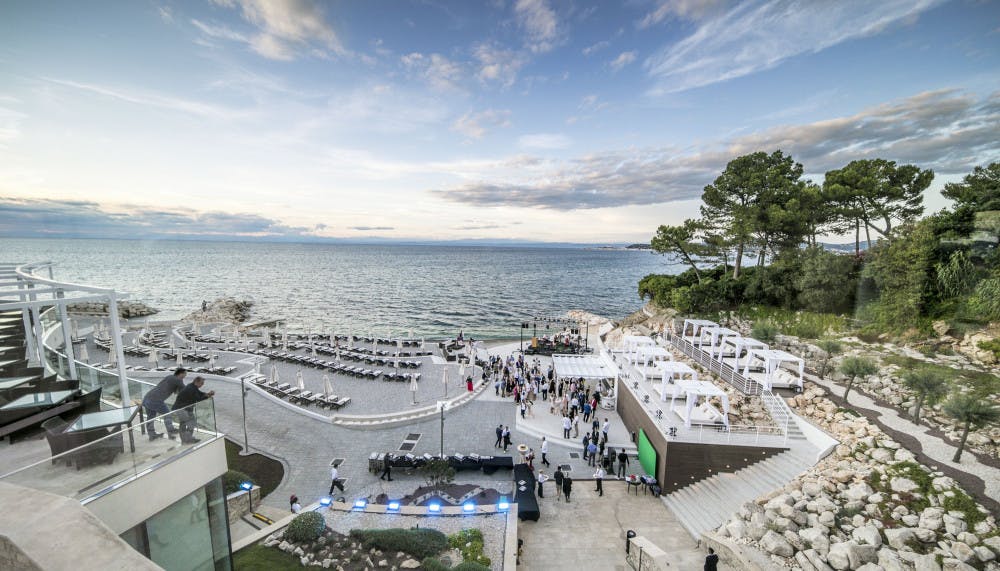 Kempinski hotel Adriatic, ki leži na obali hrvaške Istre, je odprl eno najbolj luksuznih plaž v t - Paideia-Events-Otvoritev-nove-Kempp