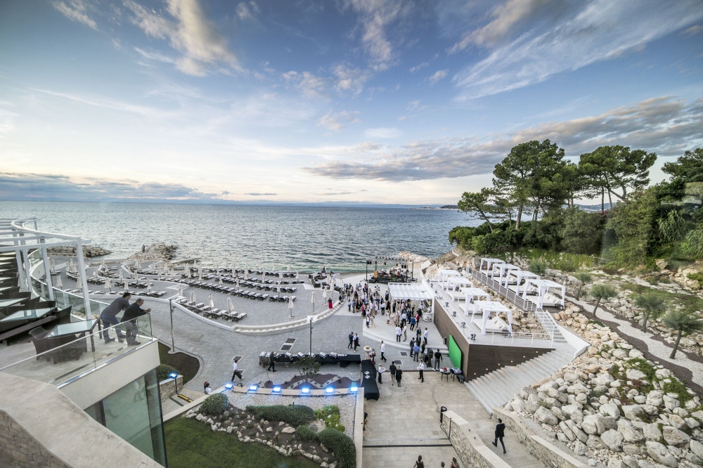 Kempinski hotel Adriatic, ki leži na obali hrvaške Istre, je odprl eno najbolj luksuznih plaž v t - Paideia-Events-Otvoritev-nove-Kempp