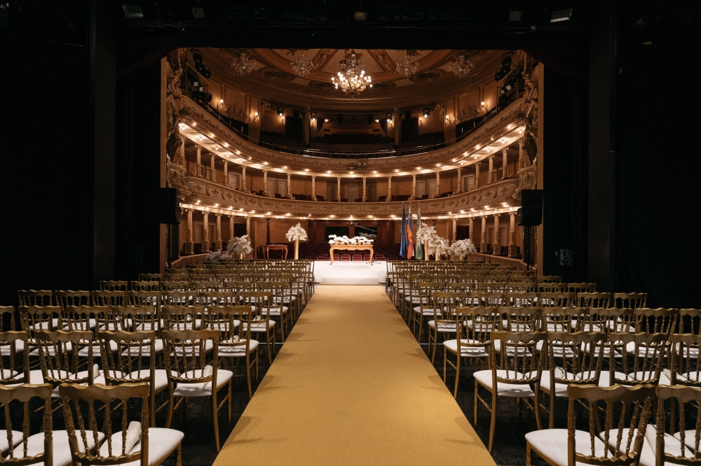 V ljubljanski Operi se je v začetku leta 2019 prvič odvila poroka. Usodni da sta dahnila podjetni - Paideia-Events-Poroka-Senka-Halebic