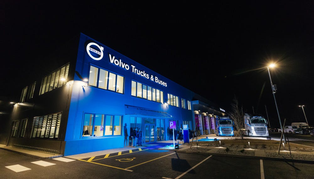 Volvo Slovenija je odprl nove, težko pričakovane prostore Volvo Trucks &amp; Buses centra, ki so  - Paideia-Volvo-center-03