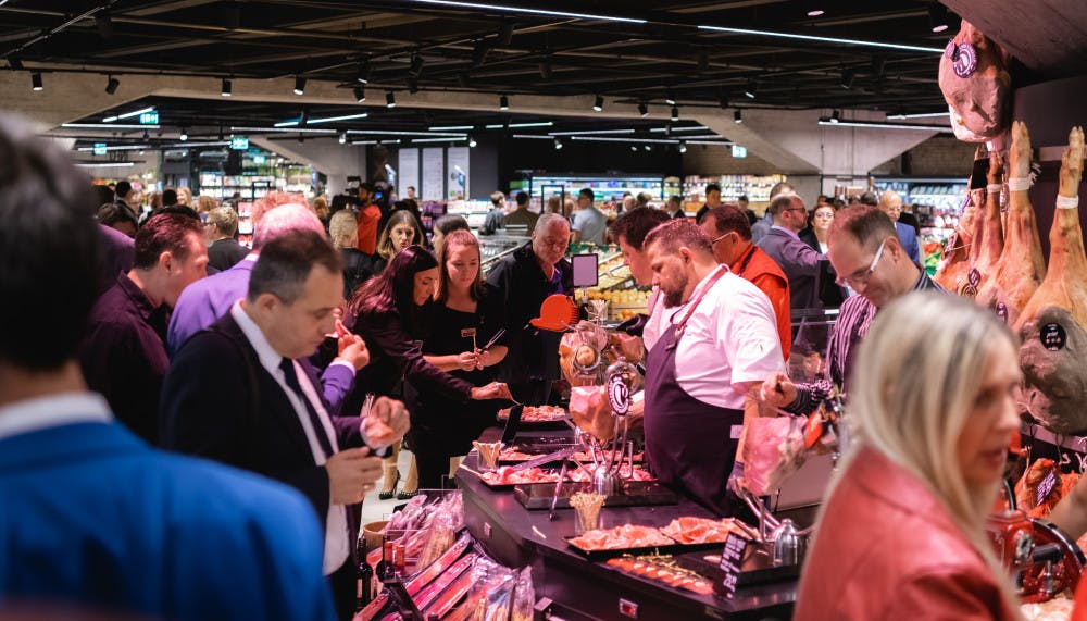 Organizacija odprtja prenovljenega Maxi gourmet marketa. Event agencija Paideia Events.