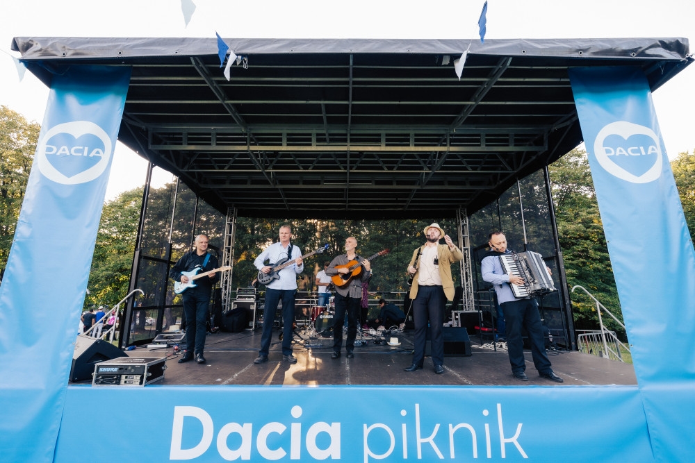 Organizacija Dacia družinskega piknika na Fruški gori v Srbiji. Organizacija prireditev Paideia Events.