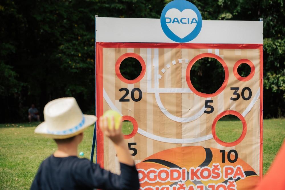 Organizacija Dacia družinskega piknika na Fruški gori v Srbiji. Organizacija dogodkov Paideia Events.
