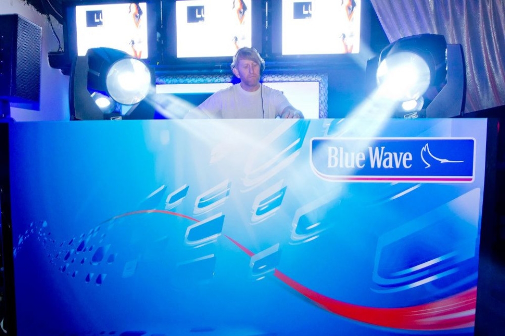 V klubu LUX v Ljubljani smo publiko ogreli z eminentnim gostom DJ Freemasons, ki je privabil več  - projekti/paideia_events_blue_wave_2