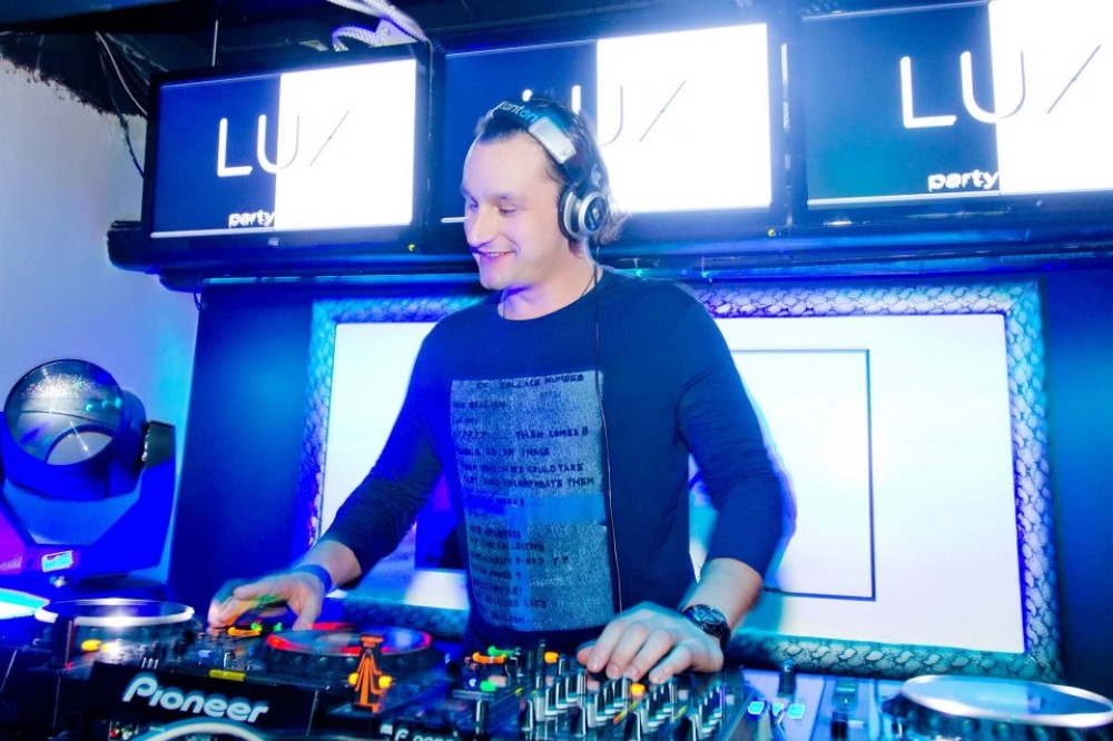 V klubu LUX v Ljubljani smo publiko ogreli z eminentnim gostom DJ Freemasons, ki je privabil več  - projekti/paideia_events_blue_wave_2